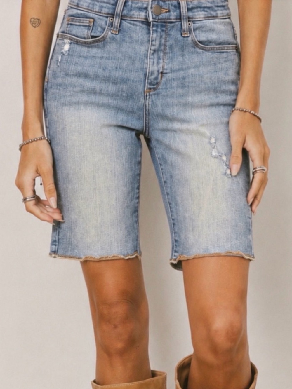 Women’s Universal Thread High Rise Bermuda Shorts Light Wash Size 6 / 28